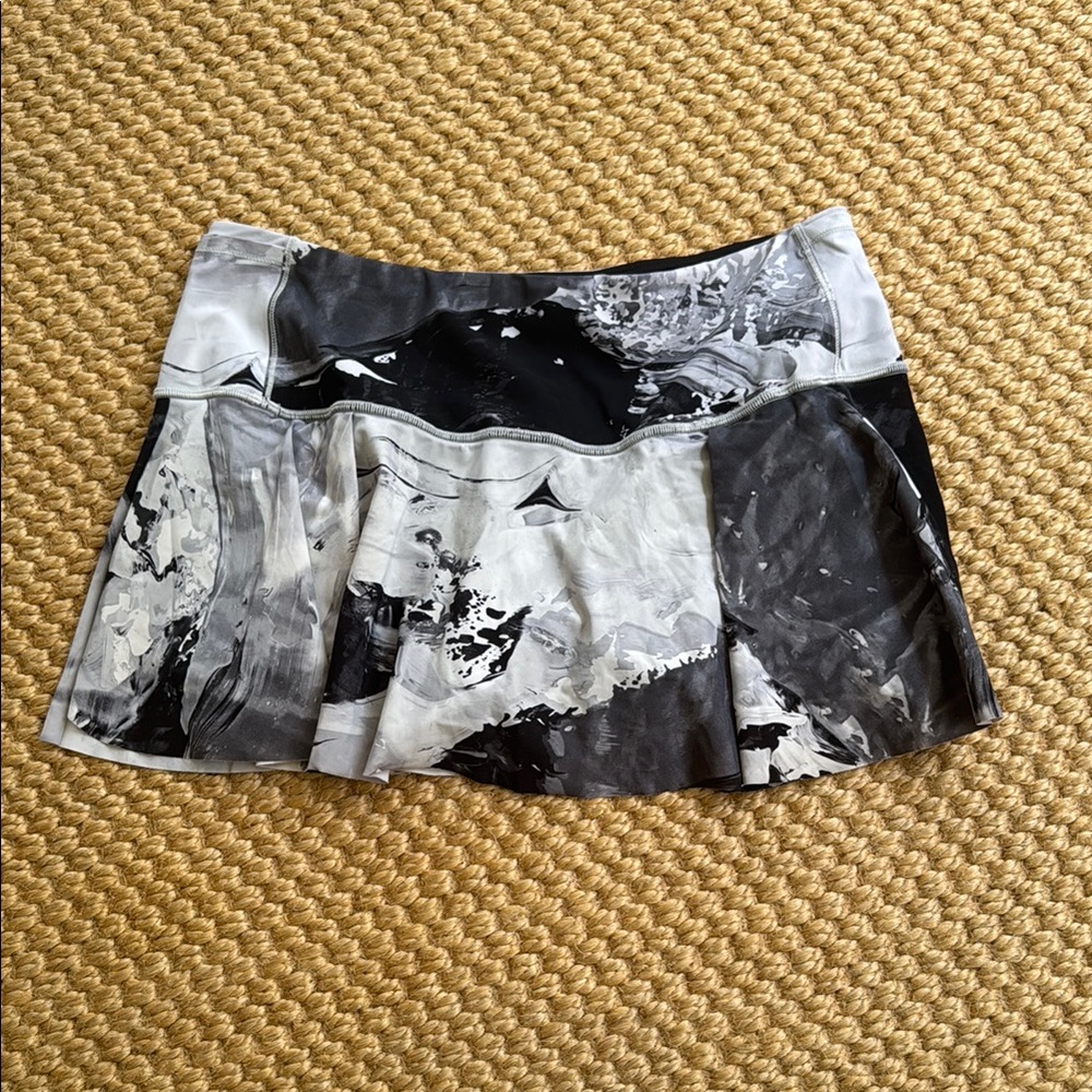 Lululemon Stylish Abstract Black and Gray Women's Skirt